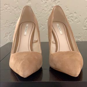 Suede nude pumps